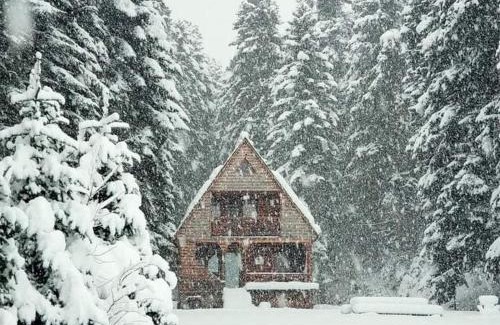 Ambrolauri Chalet De Esquí | ხის სახლი