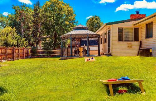 Northwest Arvada Casa | ᨒFIREHAUSᨒHotTubᨒCinemaᨒBBQᨒBadmintonᨒGames