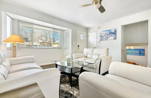 Cheyenne Meadows Casa | ᨒStylish 4BR - Movie Lounge - 10 min to Ft Carsonᨒ