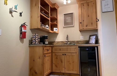 Mariposa Casa | ▼・ᴥ・▼ Cute Pet friendly Barn near Yosemite with a Spa