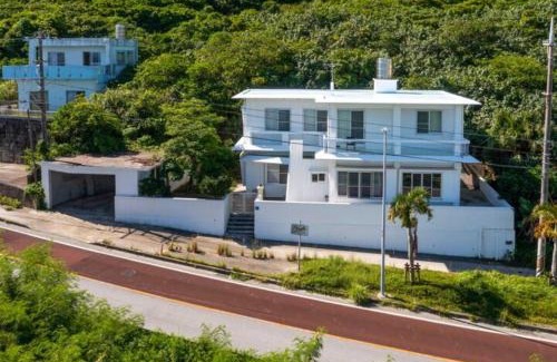 Azama Villa | ペンションカサブランカ:海まで車で約1分☆寝室から朝日が見える景色が最高
