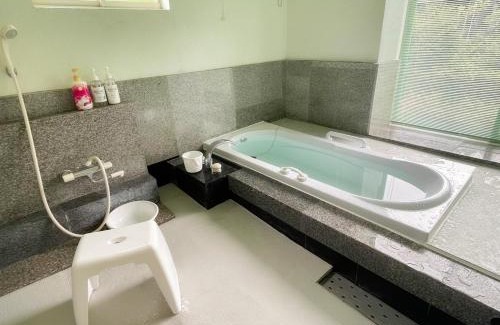 Kusu Casa | 一棟まるっと温泉別荘 天井高7ｍ 50インチ映画見放題 屋根付BBQ 街まで車7分 湯布院30分 アニメ聖地10分