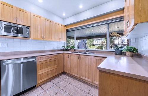 West Side Casa | 三本の木の別荘 Three-tree Villa — Your Home in Vancouver