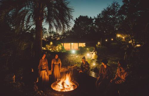 Oshima Villa | 伊豆大島の一棟貸切Retreat&StayBHOAG広いお庭でBBQ焚火okお子様歓迎8名定員