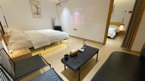 Fenghuang Casa | 凤凰古城柿子小院民宿亲子套房