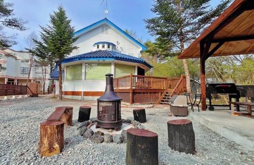 Tsumagoi Casa | 団体歓迎ジョイサウンドカラオケ付き北軽井沢超大型貸別荘7寝室5浴室20人泊まれる