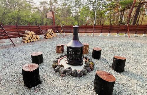 Tsumagoi Casa | 団体歓迎ジョイサウンドカラオケ付き北軽井沢超大型貸別荘7寝室5浴室20人泊まれる