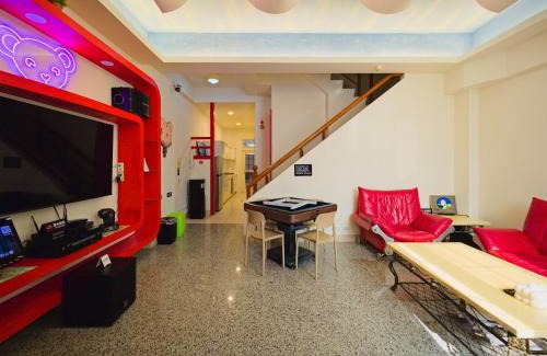 Hualien City Centre Casa | 小熊城堡民宿-免費停車 !新歌KTV-過山車電動麻將-露天烤肉-以上設備僅限包棟使用 # 選Villa才是包棟 # - 16人以下可少人包棟請電聯!
