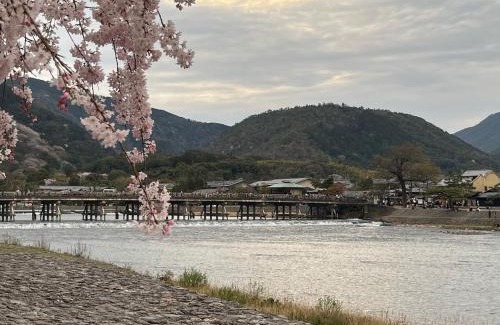 Arashiyama Apartamento | 嵐山 天龍の宿 駐車無料 一棟貸切 最大5人 Dragon Legend Arashiyama Central Private Rare Modern House Free Parking Max 5ppl