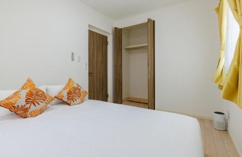 Gushikawa Casa | 沖縄うるま市 最大9名OK BBQ 徒歩1分で天然ビーチ 広々3部屋の快適ステイ Villa Ohana