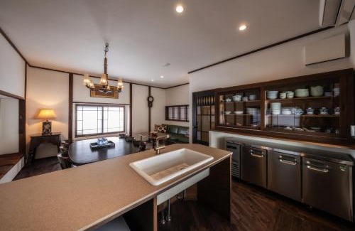 Dogo Hot Spring Apartamento | 源泉かけ流しの一棟貸し温泉宿The Feet Dogo築70年日本文化的道後温泉徒歩6分大正ロマンの調度品テレビ無しで家族団らん