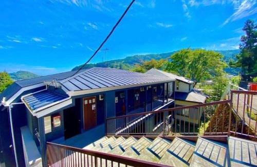Odawara Apartamento | 箱根湯本から一駅。大正〜昭和の家具に囲まれた、緑香るウッドテラスのある宿。高台から小田原の街を一望