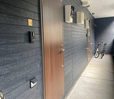 Odawara Apartamento | 箱根湯本から一駅。大正〜昭和の家具に囲まれた、緑香るウッドテラスのある宿。高台から小田原の街を一望