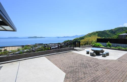 Waki-cho Casa | 青の宿 The Blue Villa まるで映画のような開放感あふれるオーシャンビュー Open ocean view like in a movie 駐車場2台有り Supported by COCOSTAY