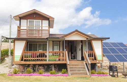 Toseong Casa | 강원 고성ㅡ 숲속오두막 Forest Cabin 잔디마당 독채 바다차량5분 설악산 울산바위