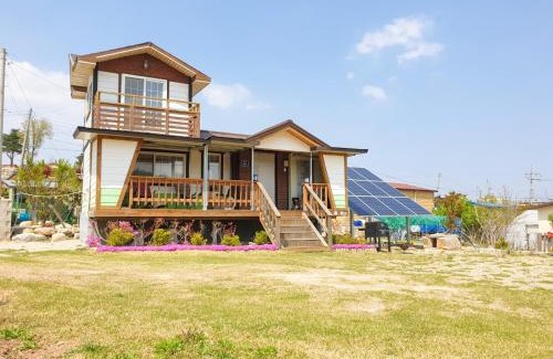 Toseong Casa | 강원 고성ㅡ 숲속오두막 Forest Cabin 잔디마당 독채 바다차량5분 설악산 울산바위