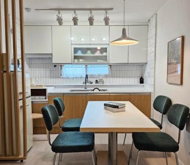 Hongjeil-tong Apartamento | 리뉴얼 할인,STAY Yeo yu , 공항버스3분 ,3Room, 4bed, 최대7인