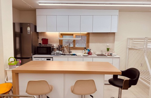 Seongsu Apartamento | 사Atelier Seongsu Riverside Loft Cherry Blossom Road Han River airport bus
