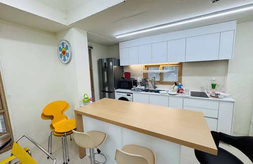 Seongsu Apartamento | 사Atelier Seongsu Riverside Loft Cherry Blossom Road Han River airport bus
