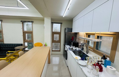 Seongsu Apartamento | 사Atelier Seongsu Riverside Loft Cherry Blossom Road Han River airport bus