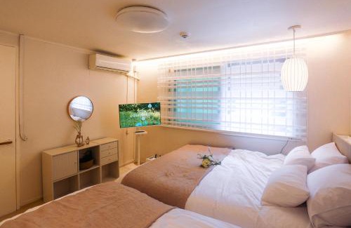 Yeonnam-dong Apartamento | 홍대ㆍ공항철도 STAY h #올리모델링#홍대입구역 도보9분#연트럴파크3분#짐보관# 6인#호텔침구#각방에어컨#무료와이파이#세탁건조기#교통최고