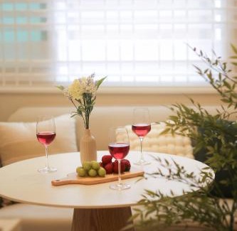 Yeonnam-dong Apartamento | 홍대ㆍ공항철도 STAY h #올리모델링#홍대입구역 도보9분#연트럴파크3분#짐보관# 6인#호텔침구#각방에어컨#무료와이파이#세탁건조기#교통최고