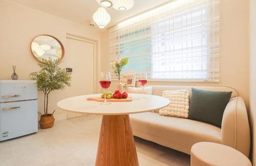 Yeonnam-dong Apartamento | 홍대ㆍ공항철도 STAY h #올리모델링#홍대입구역 도보9분#연트럴파크3분#짐보관# 6인#호텔침구#각방에어컨#무료와이파이#세탁건조기#교통최고