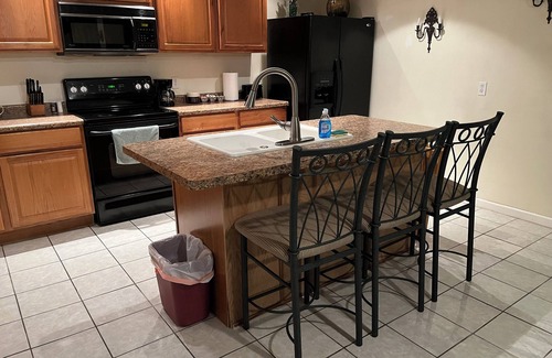 Lorain Apartamento | #03 Downtown double couple retreat with king beds.