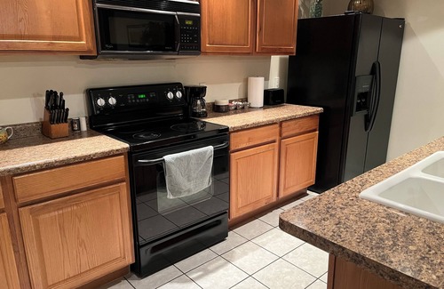 Lorain Apartamento | #03 Downtown double couple retreat with king beds.