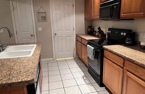 Lorain Apartamento | #03 Downtown double couple retreat with king beds.