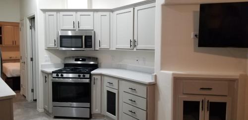 Valle Chalet De Esquí | 038 Dine & Unwind Tiny Home near Grand Canyon South Rim
