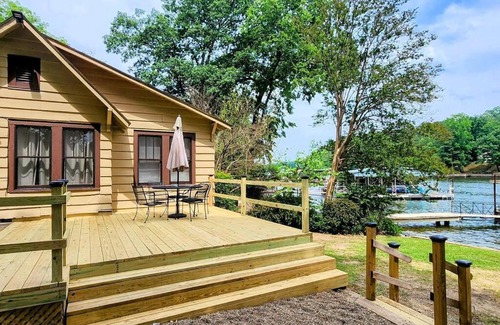 Mid America Casa | #05 - Lakefront Two Bedroom Cottage- Pet Friendly