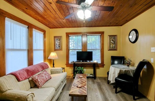 Mid America Casa | #07 - Lakeview One Bedroom Cottage-Pet Friendly