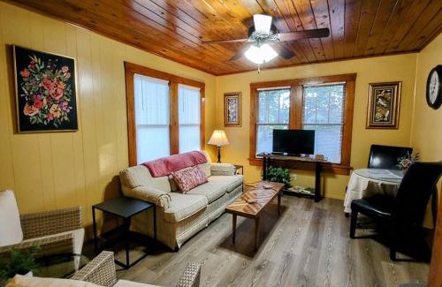Mid America Casa | #07 - Lakeview One Bedroom Cottage-Pet Friendly