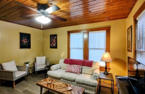 Mid America Casa | #07 - Lakeview One Bedroom Cottage-Pet Friendly