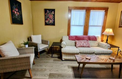 Mid America Casa | #07 - Lakeview One Bedroom Cottage-Pet Friendly