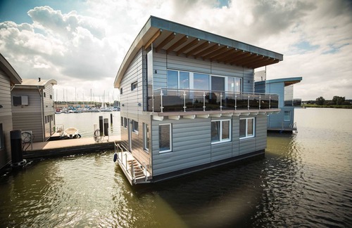 Kroeslin Casa | 09. floating houses (140 m²) Wotan - Floating house no. 12 Wotan with fireplace and