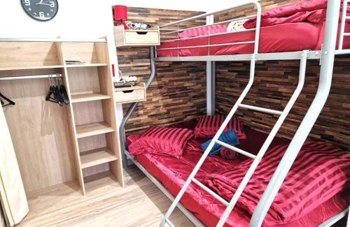 Razac-sur-l'Isle Apartamento | 09 - Joli studio avec clim, 2 lits, logement tout équipé pour 1, 2 ou 3 personnes maximum, vue sur parc arboré, parking privatif gratuit, grand fourgon possible, tout le linge de maison est fourni