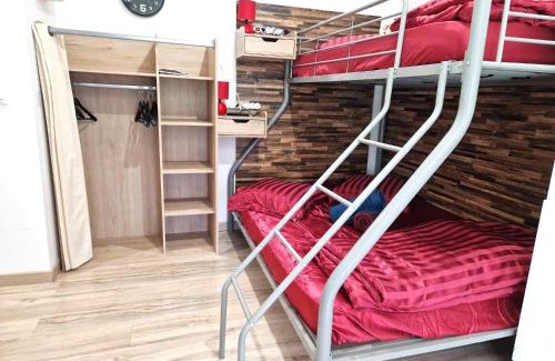 Razac-sur-l'Isle Apartamento | 09 - Joli studio avec clim, 2 lits, logement tout équipé pour 1, 2 ou 3 personnes maximum, vue sur parc arboré, parking privatif gratuit, grand fourgon possible, tout le linge de maison est fourni