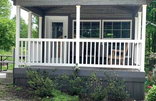 Logan Cabina | 099) Albatross Farmhouse Style Cabin. Close to Hocking Hills State Park and more!