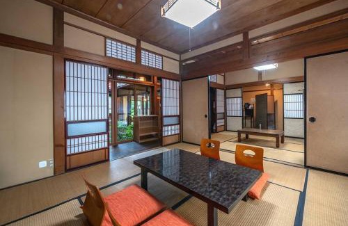 Hida Takayama Onsen Casa | 【1日1組限定4名まで同額】宮川沿いの町家一棟貸切ステイ ～WAT RESORT 飛騨まちやど 桜～