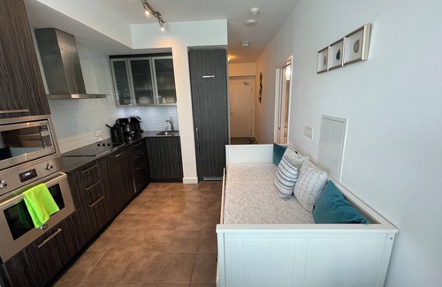 Central Waterfront Condominio | 1 + 1 Bedroom Apartment In The Heart Of Toronto