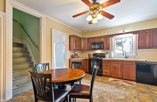 West Irondequoit Casa | 1/2 House, Sleeps 10🗲Fast WiFi ★ North of ROC | 15 mins to Most Anywhere