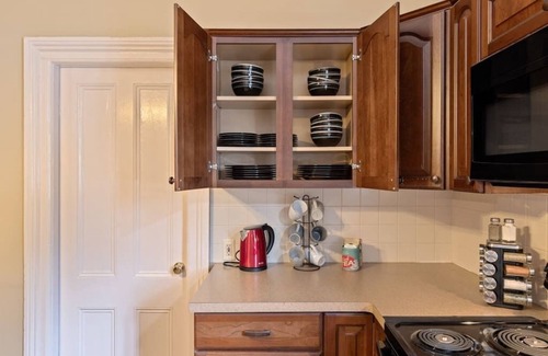 West Irondequoit Casa | 1/2 House, Sleeps 10🗲Fast WiFi ★ North of ROC | 15 mins to Most Anywhere