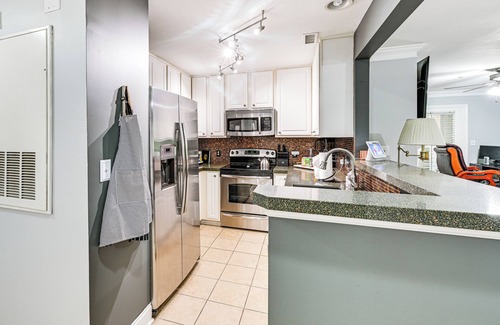 Third Ward Condominio | 1/2 Mi to Bank of America Stadium: Uptown Condo!
