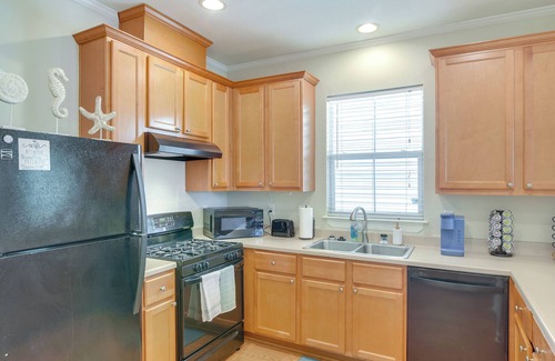 Galveston Cabaña | 1/2 Mi to Galveston Beach Seawall: Retreat w/ Pool