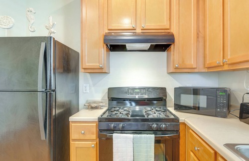 Galveston Cabaña | 1/2 Mi to Galveston Beach Seawall: Retreat w/ Pool