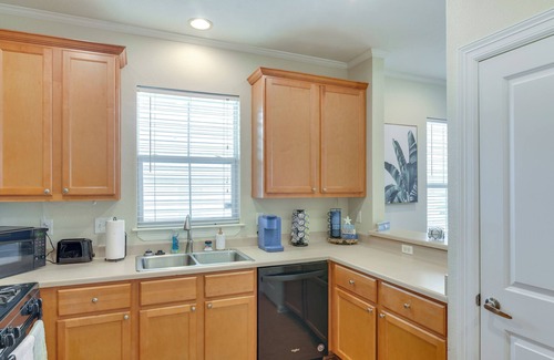Galveston Cabaña | 1/2 Mi to Galveston Beach Seawall: Retreat w/ Pool