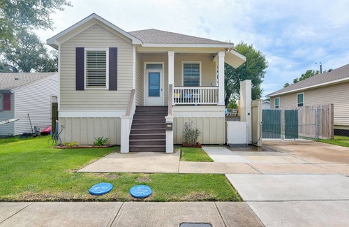Galveston Cabaña | 1/2 Mi to Galveston Beach Seawall: Retreat w/ Pool
