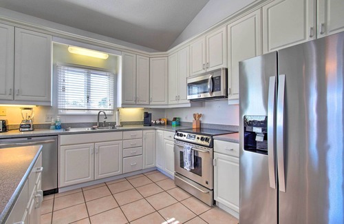 Southport Condominio | Southport Condo with Fire Pit, Deck & Private Pool